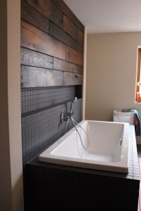 Badezimmer Wandverkleidung aus historischen Eichendielen